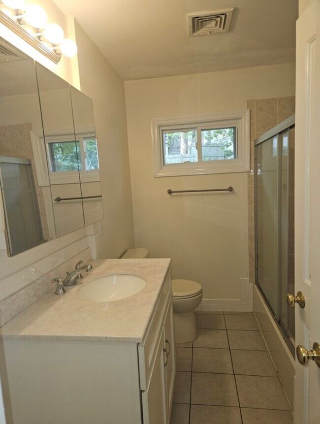 Building Photo - 8 Town Path