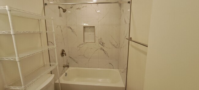 Baño principal con ducha y bañera - 314 20th St