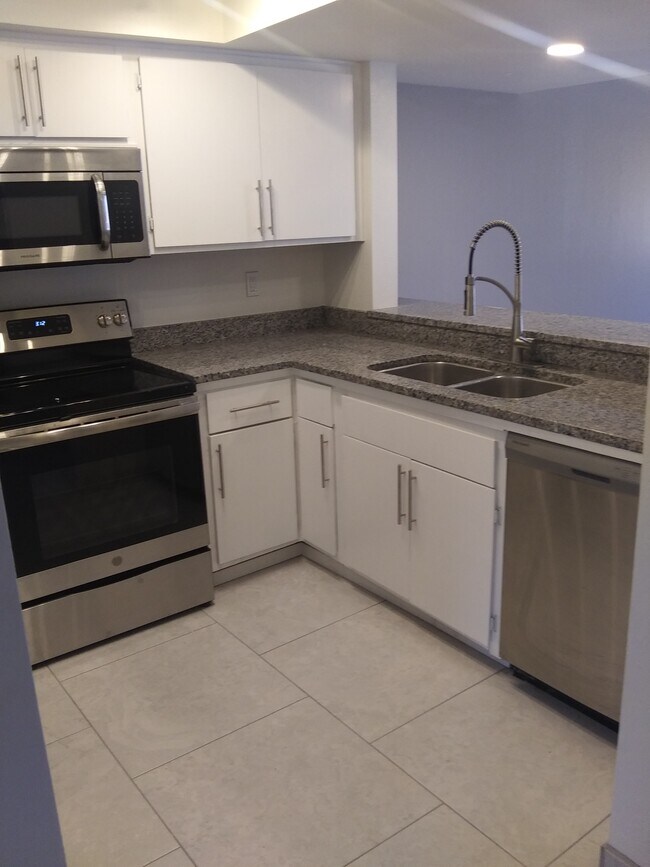 Kitchen - 520 E Weber Dr