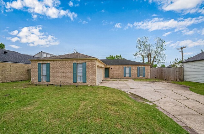 Building Photo - 13731 Greenway Dr