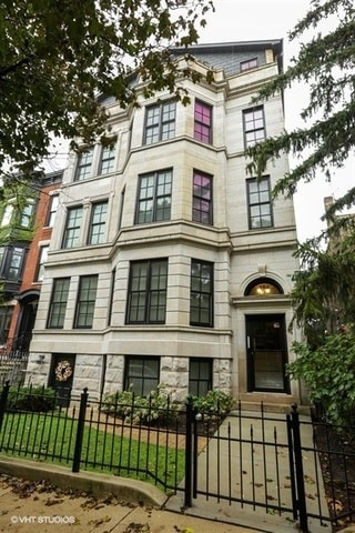 Building Photo - 703 W Melrose St