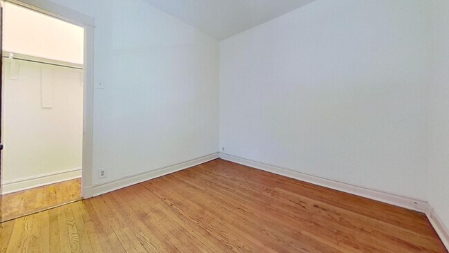 Foto del edificio - Raised First Floor North Center Two Bedroom