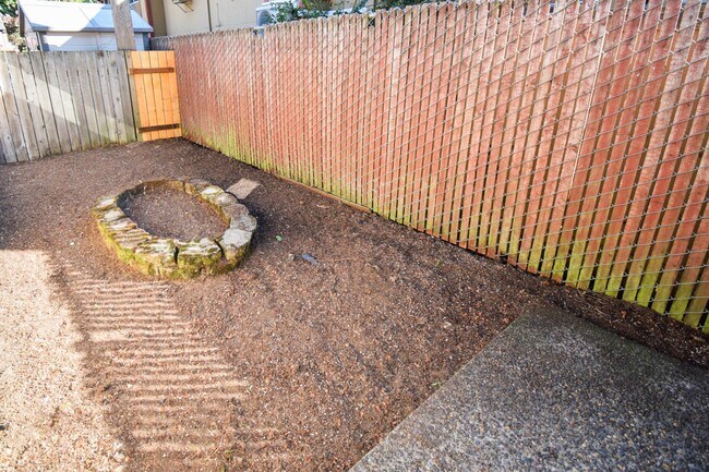 Foto del edificio - Single Level 2-Bedroom Apartment in the Mo...