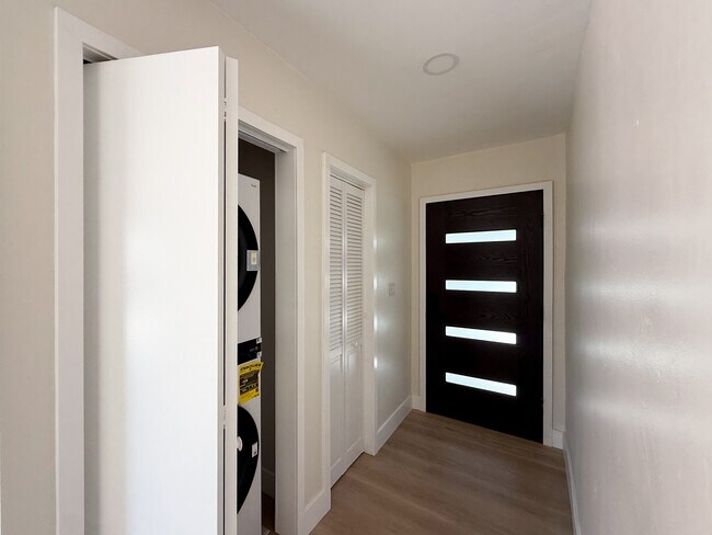 Foto del edificio - 8751 Chantilly Ave