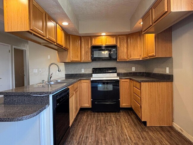 Foto del edificio - 5102 Benton Dr