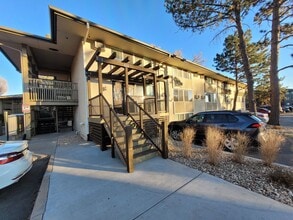 Building Photo - 805 S Circle Dr