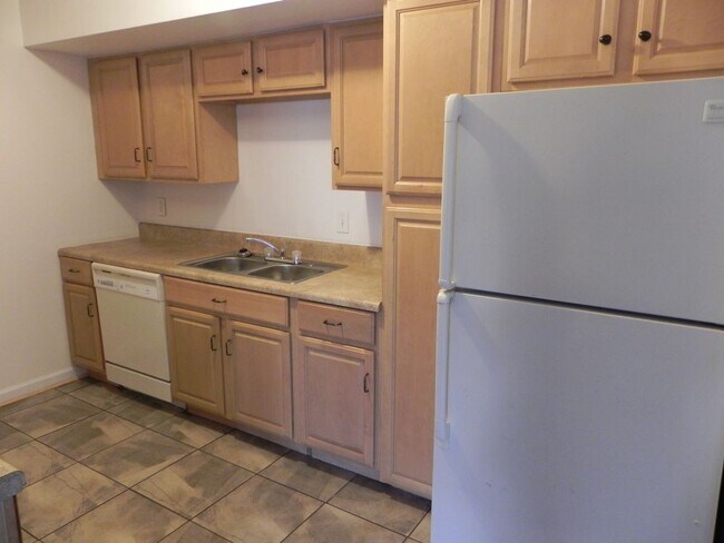 Building Photo - Three bedroom Townhome in Lake Edwards
