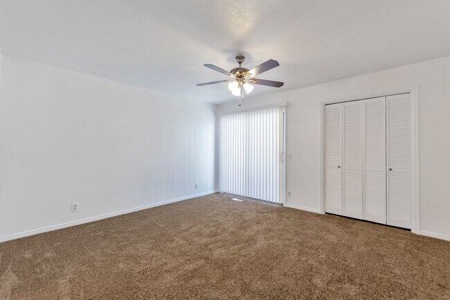 Foto del edificio - Enormous 4 Bed / 3 Bath Pet Friendly Home in East Layton! Available NOW!