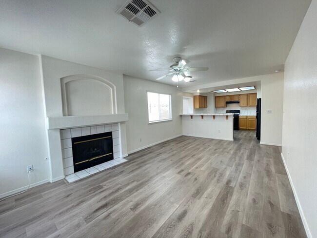 Foto del edificio - To schedule a viewing, call Wally Fellman ...