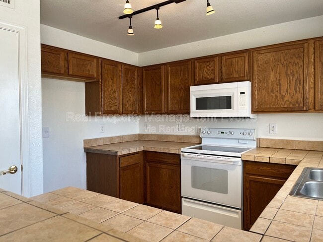 Building Photo - 10621 W Poinsettia Dr