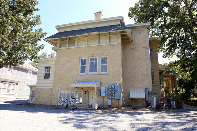 Foto del edificio - 817 N Elm St