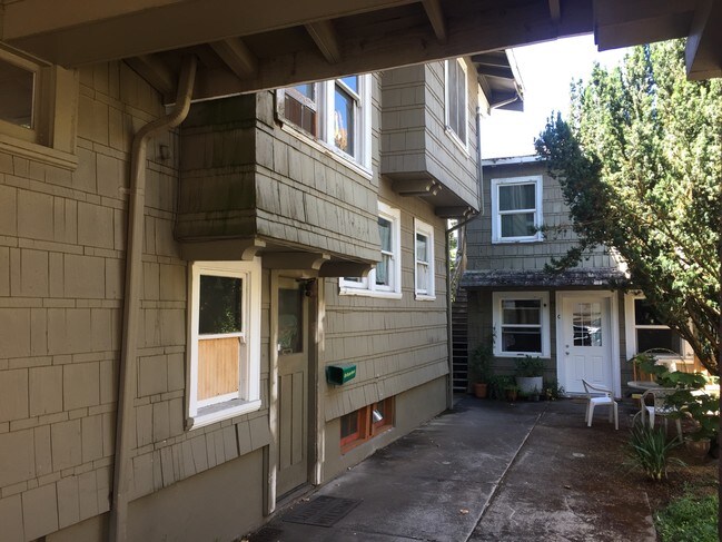 Building Photo - 351 W 10th Ave