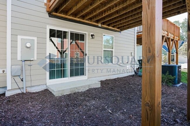 Foto del edificio - Spacious 3-Story Townhome with Bonus Suite & 2-Car Garage – In the Heart of RTP