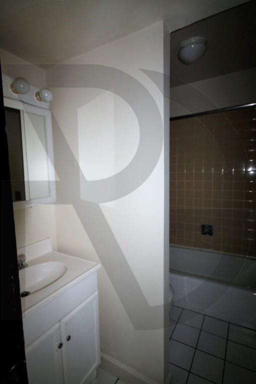 Building Photo - 2 bedroom in CHICAGO IL 60610