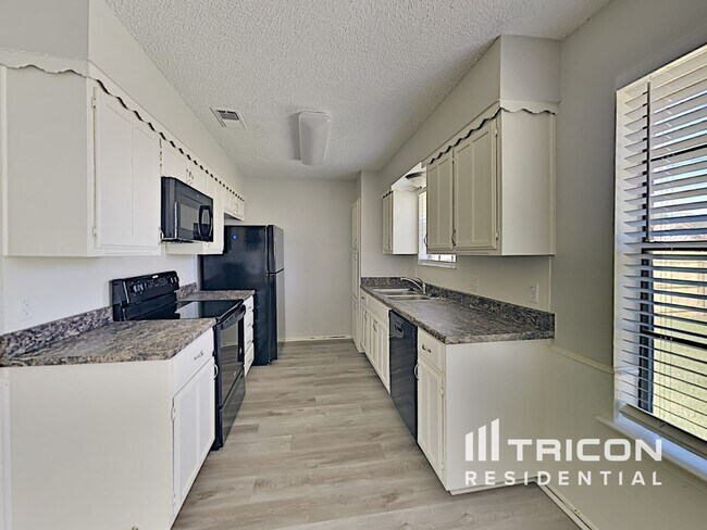 Building Photo - 2908 S Meadow Dr