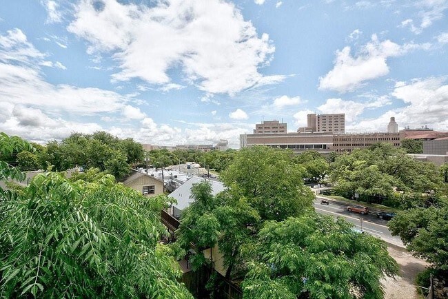 Foto del edificio - 2901 San Jacinto Blvd