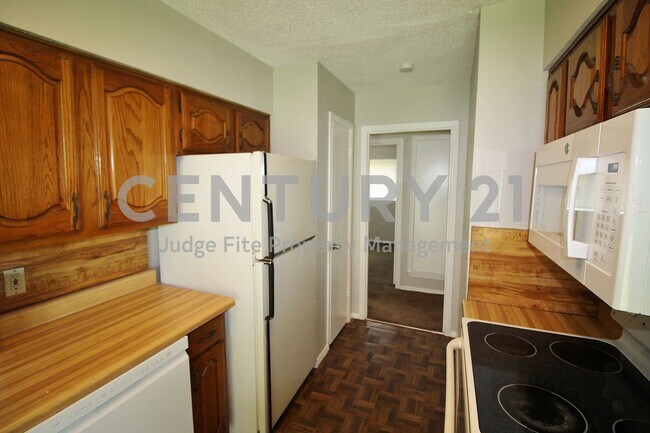 Building Photo - Lovely 3/2/2 in Dallas Ready for Immediate...