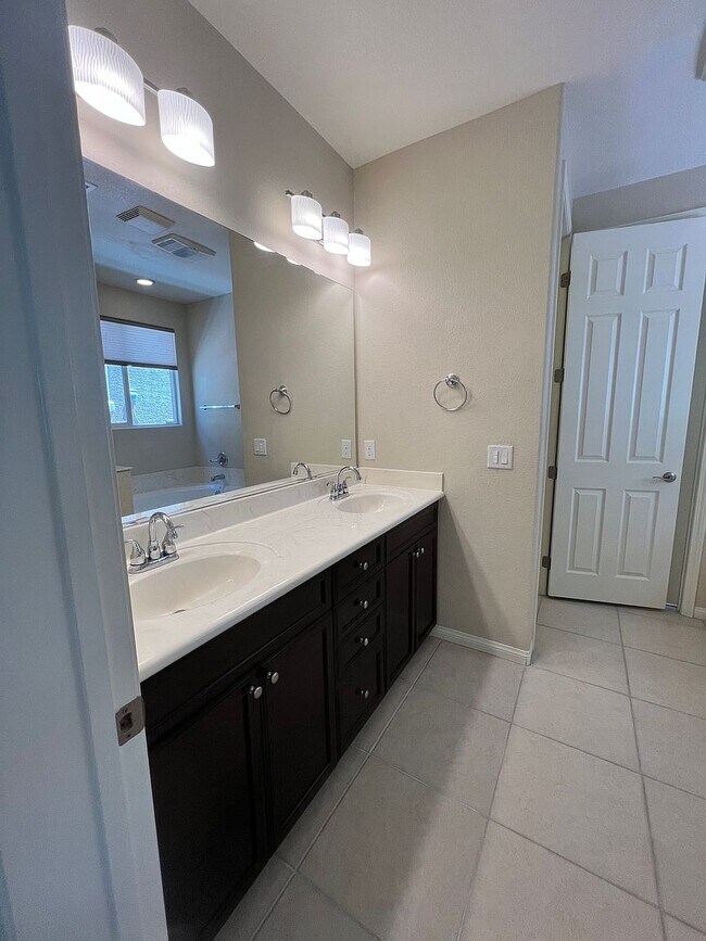 Foto del edificio - 10515 Oak Terrace Ave