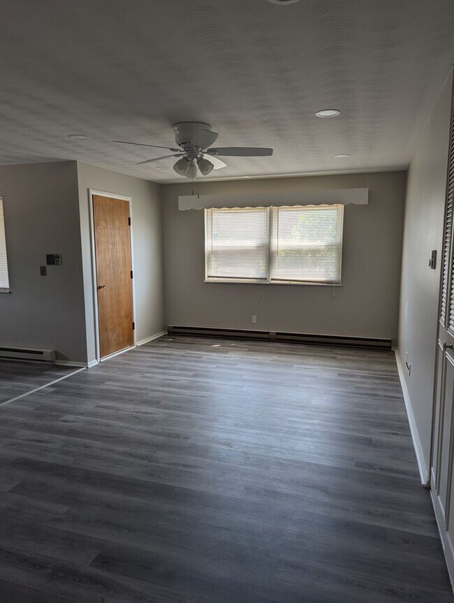 Foto del edificio - One bedroom upstairs apartment for rent