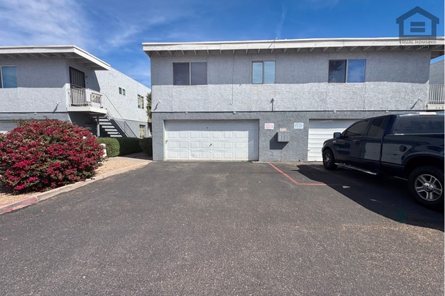 Building Photo - 2Bed/1.5Bath Ground Floor Townhouse at Glendale Ave/27th Ave! Ready for Immediate Move-In! -- GAR...
