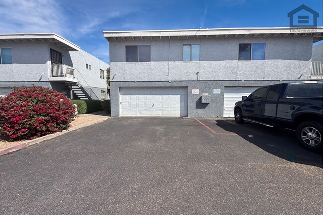 Foto del edificio - 2Bed/1.5Bath Ground Floor Townhouse at Glendale Ave/27th Ave! Ready for Immediate Move-In! -- GAR...
