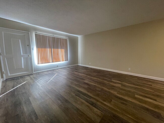 Building Photo - Wonderful Gated Downstairs Apartment