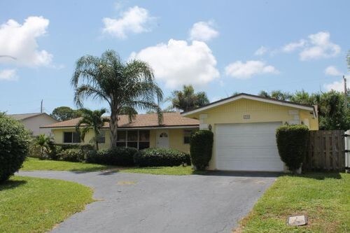 Primary Photo - 1042 SW 25th Ave