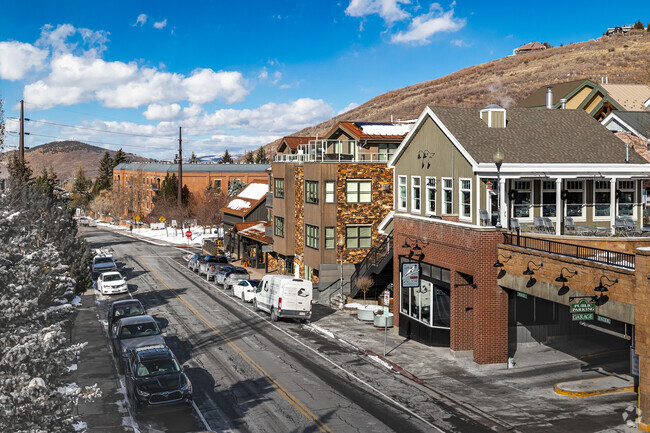 Vista del puente de Town Lift Plaza - 820 Park Ave