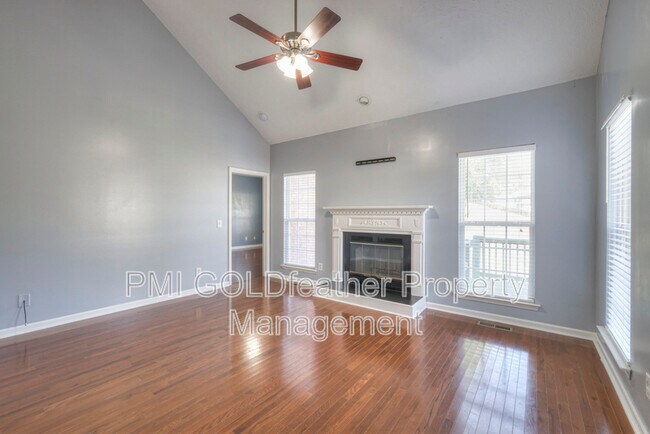 Foto del edificio - 904 Creekedge Ct