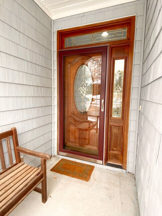 Foto del edificio - FULLY-FURNISHED GORGEOUS TOWNHOME!