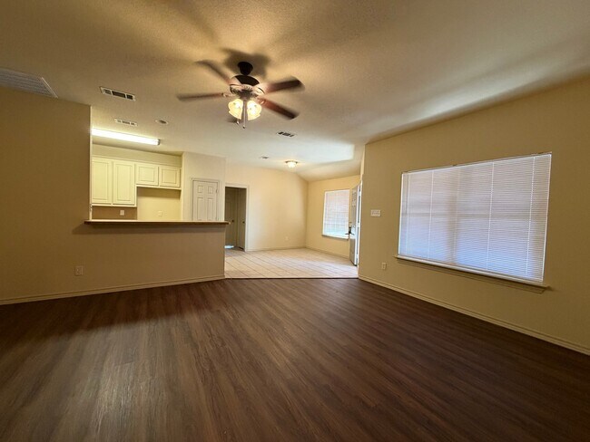 Foto del edificio - 5801 Swords Dr