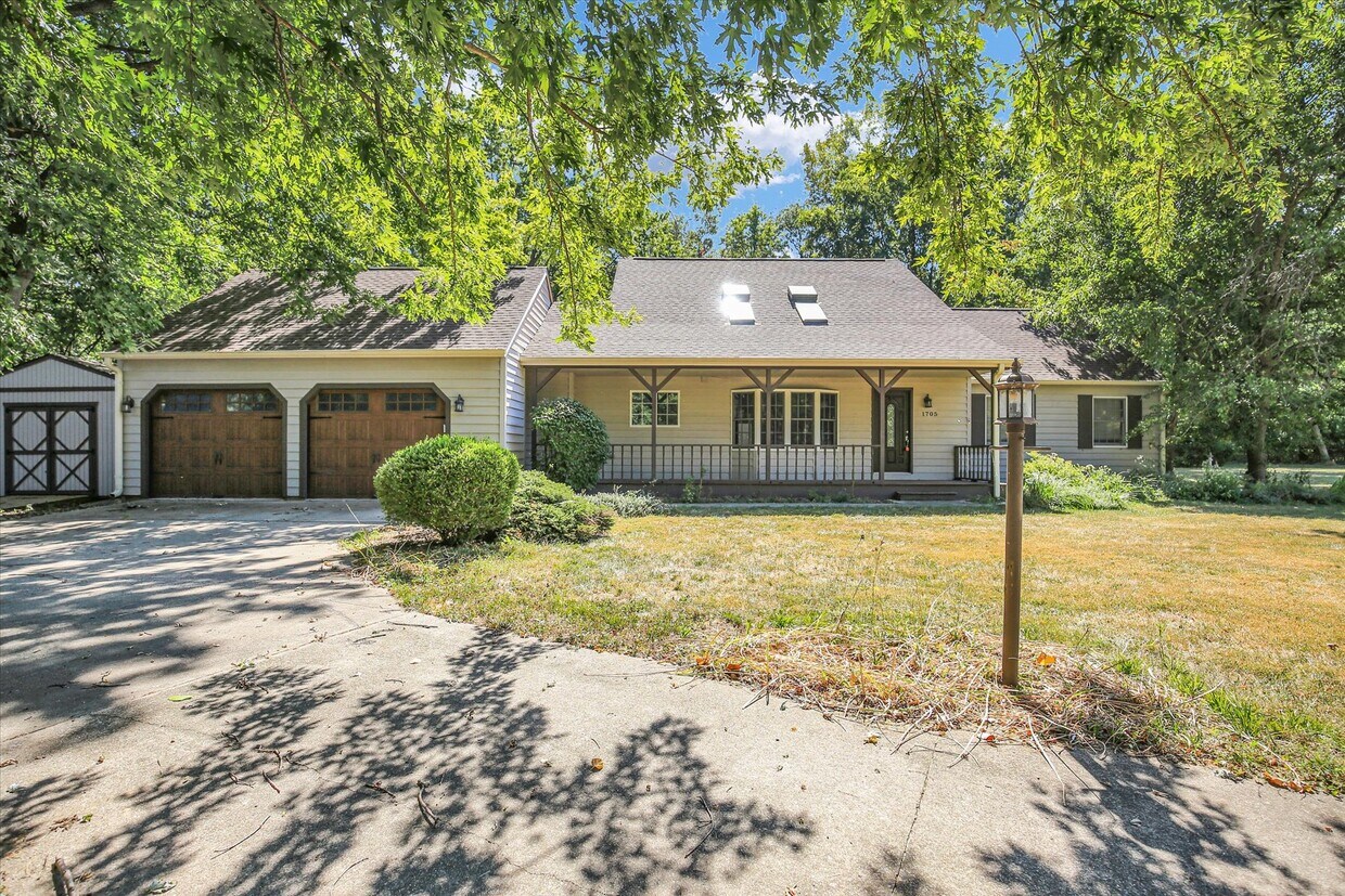 Primary Photo - 1705 Lake Shore Dr