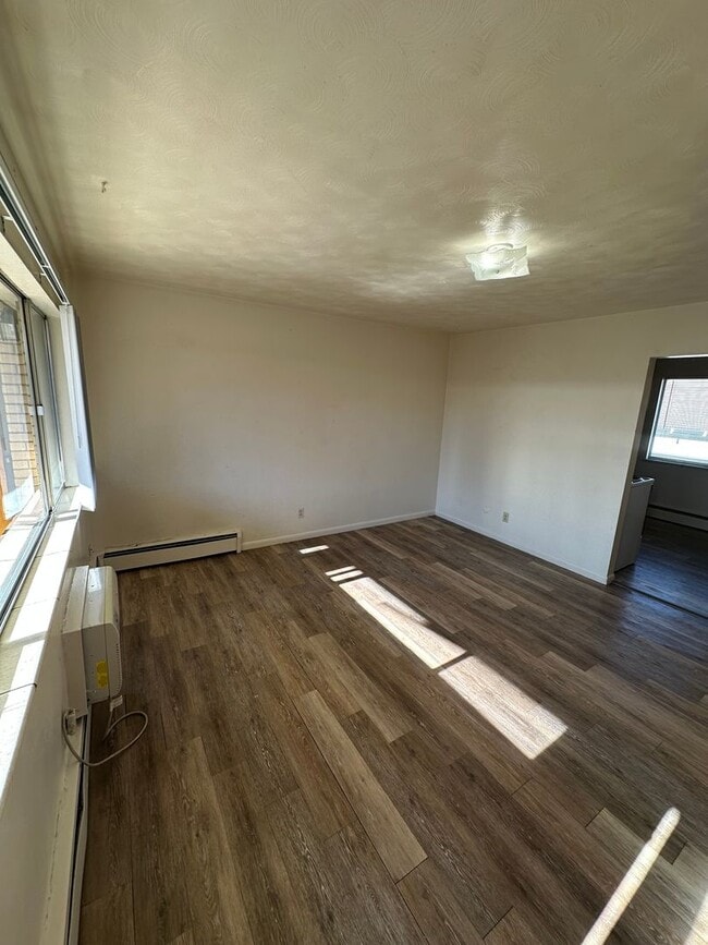 Building Photo - LE2012