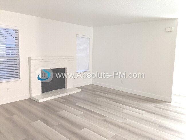 Building Photo - Amazing 2 Bed Condo in Highly Desirable Co...