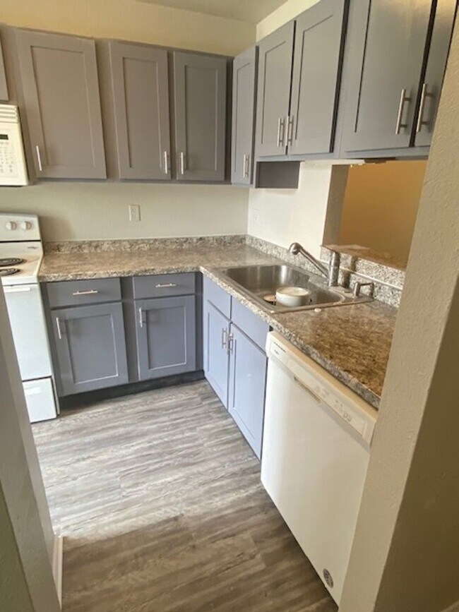 Foto del edificio - 2 BEDROOM CONDO BY UNT