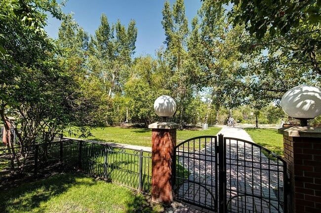 Building Photo - 400-4400 Eau Claire Ave SW