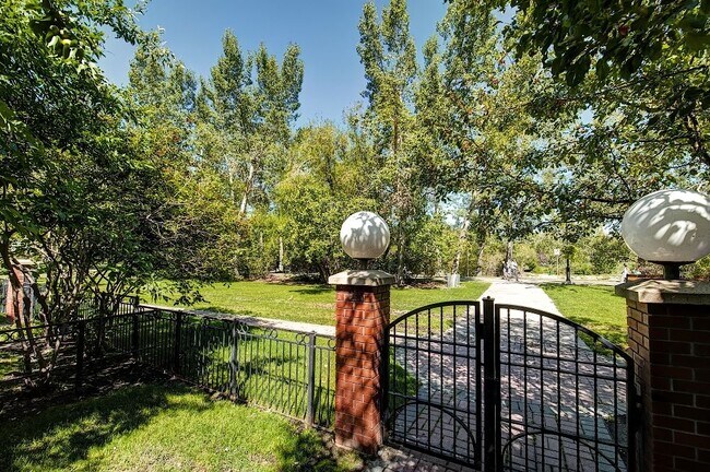 Photo du bâtiment - 400-4400 Eau Claire Ave SW