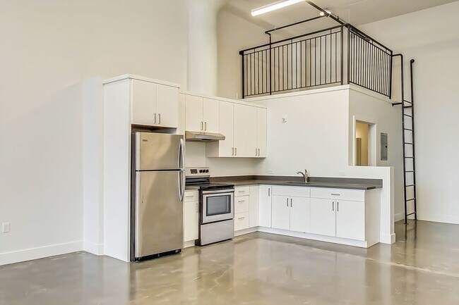 Building Photo - Modern loft with high ceilings and great l...