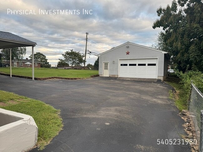 Foto del edificio - 227 Maplelawn Ave NE