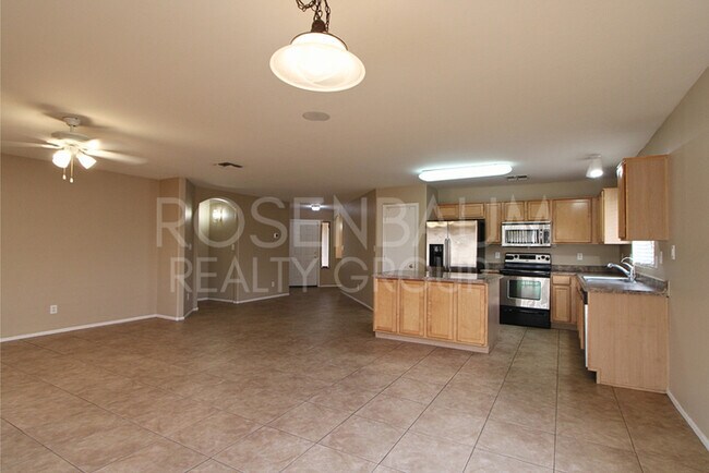 Building Photo - Beautiful 3bed, 2bath home situated in Ros...