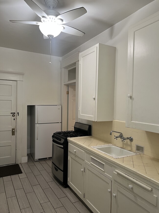kitchen - 105 S El Molino Ave