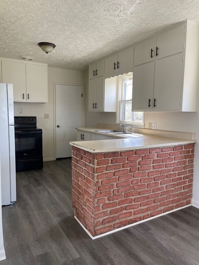 Building Photo - 3 Bedroom House Available Now!!