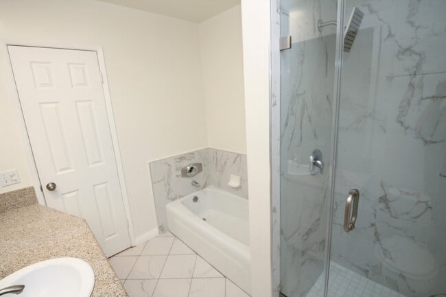 Building Photo - 320 S Clark Dr