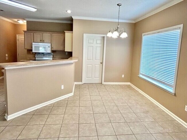 Building Photo - Spacious 4 bedroom with den available now in Cordova.