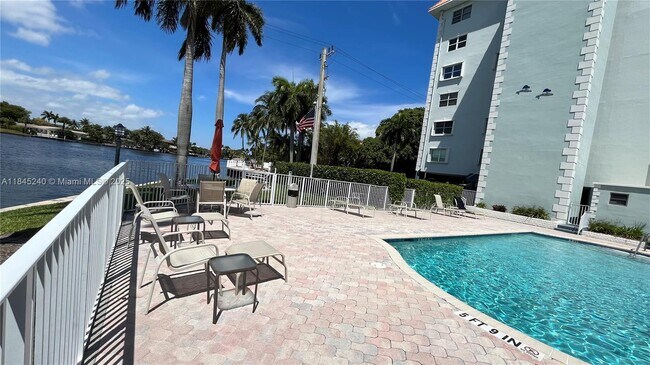 Foto del edificio - 1881 Middle River Dr