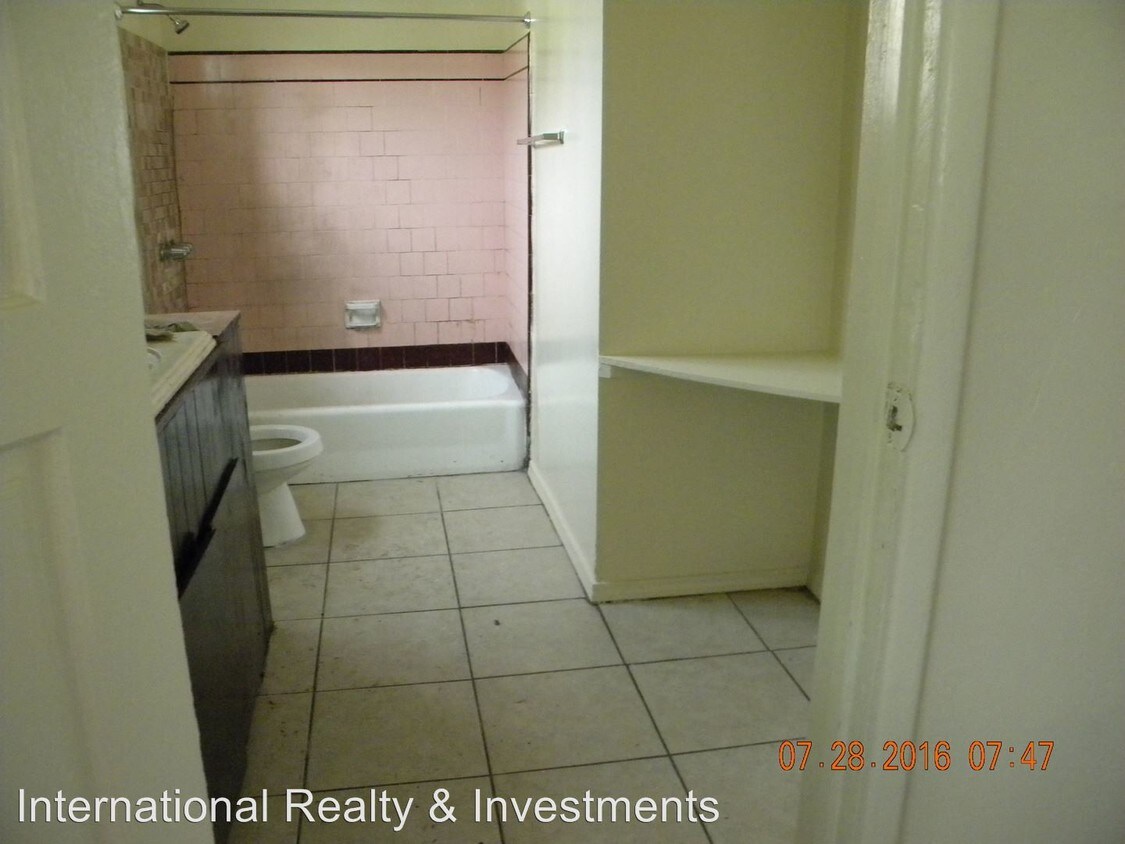 Foto del edificio - 1451 1/2 W 101st St