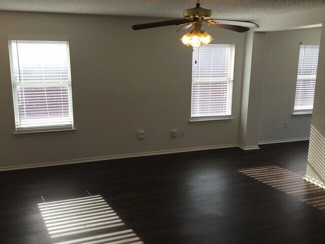 Building Photo - 902 Pryor Dr