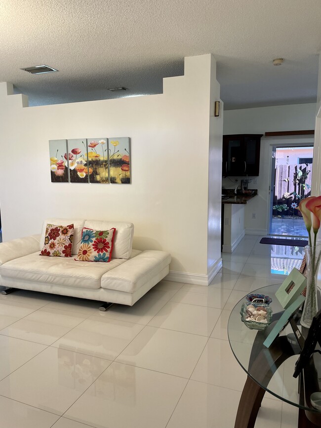 Foto del edificio - 5773 NW 99th Ave
