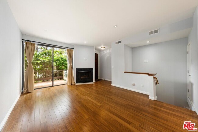 Building Photo - 2216 S Bentley Ave