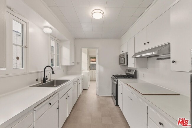 Building Photo - 147 S Poinsettia Pl